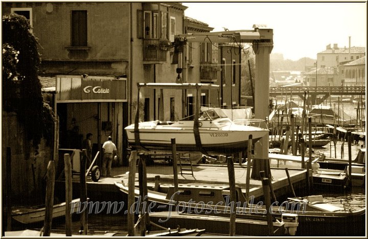 Bootsbau schwarz weiss.jpg - Woanders gibt es Autowerkstätten, in Venedig findest Du hauptsächlich Bootswerkstätten.